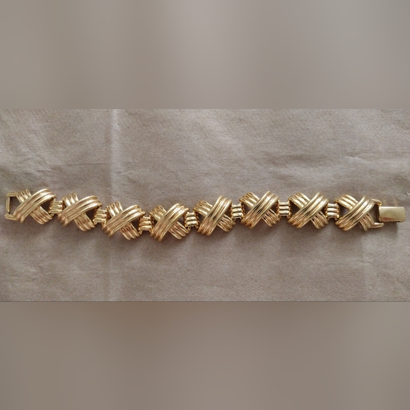 Napier 90s Gold-Plated Chunky X Link Patent Bracelet - Picture 8 of 12